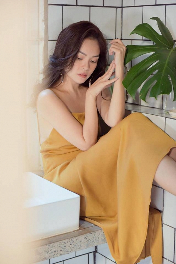 Gái một con Dương Cẩm Lynh diện đầm 2 dây buông lơi vai trần gợi cảm-12