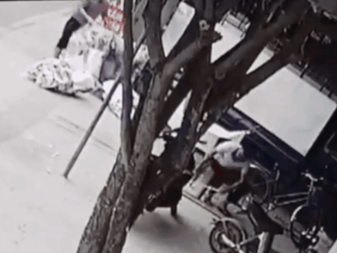 CLIP: Xe bán tải mất lái và cái kết sau một giây khiến tất cả bất ngờ