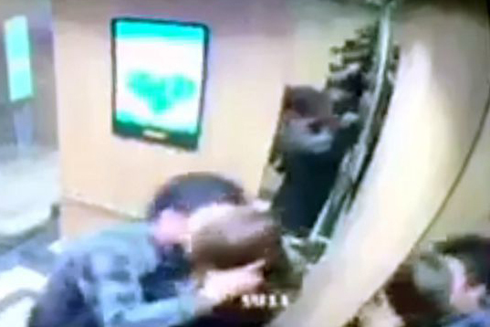 Sàm sỡ nữ sinh, cắn rách môi đồng nghiệp: Những án phạt kỳ quặc-1