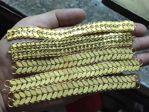 Cô gái nước ngoài khỏa thân rơi từ cầu vượt gần sân bay Nội Bài xuống đất nguy kịch-4