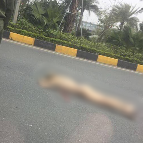 Cô gái nước ngoài khỏa thân rơi từ cầu vượt gần sân bay Nội Bài xuống đất nguy kịch-1