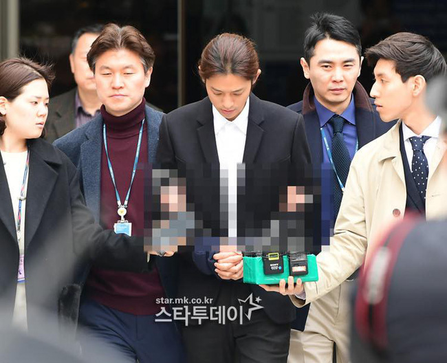 Jung Joon Young bị trói, còng tay áp giải đến phòng giam tại đồn cảnh sát-1