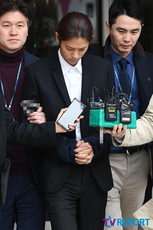Jung Joon Young bị trói, còng tay áp giải đến phòng giam tại đồn cảnh sát-2