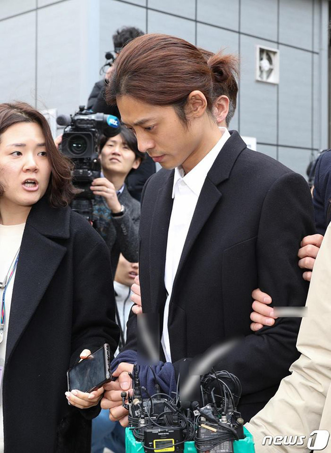 Jung Joon Young bị trói, còng tay áp giải đến phòng giam tại đồn cảnh sát-4