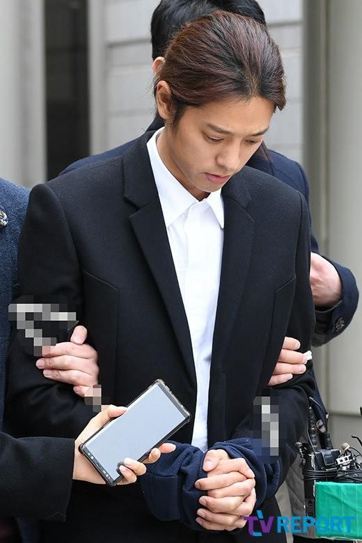 Jung Joon Young bị trói, còng tay áp giải đến phòng giam tại đồn cảnh sát-5