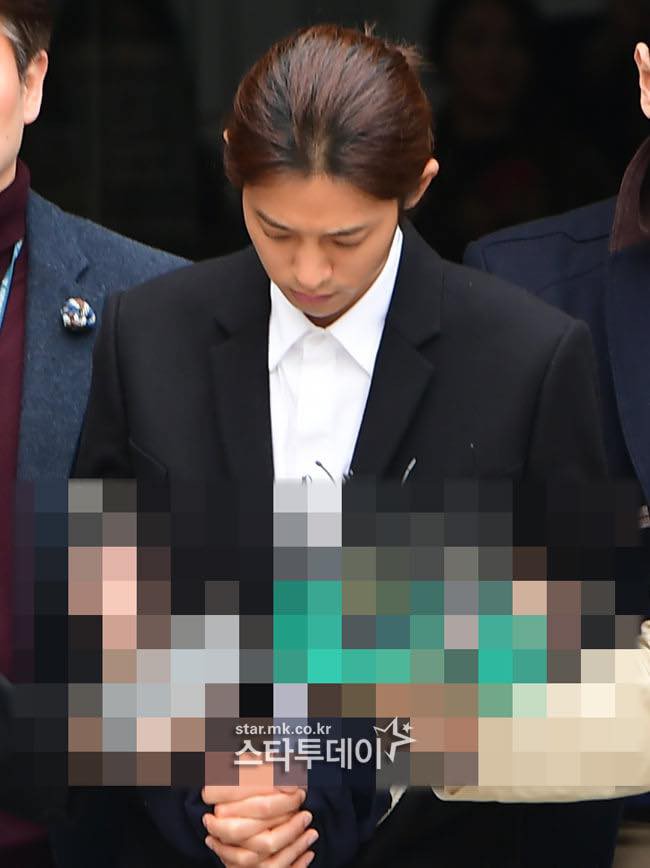 Jung Joon Young bị trói, còng tay áp giải đến phòng giam tại đồn cảnh sát-8