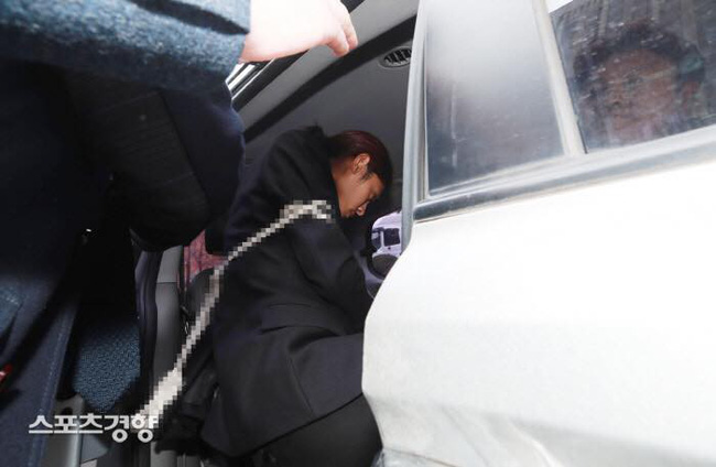 Jung Joon Young bị trói, còng tay áp giải đến phòng giam tại đồn cảnh sát-9