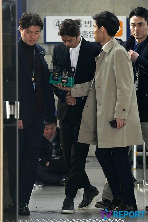 Jung Joon Young bị trói, còng tay áp giải đến phòng giam tại đồn cảnh sát-10