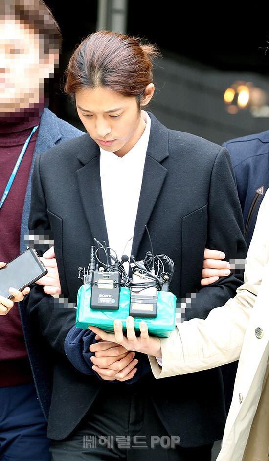 Jung Joon Young bị trói, còng tay áp giải đến phòng giam tại đồn cảnh sát-11