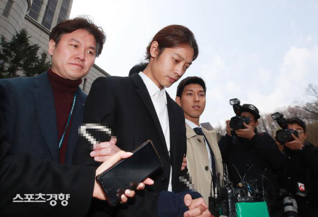 Jung Joon Young bị trói, còng tay áp giải đến phòng giam tại đồn cảnh sát-12