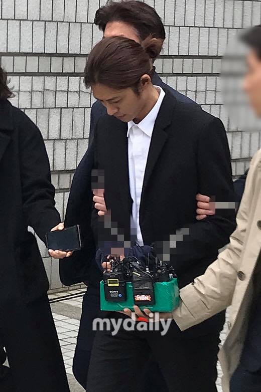Jung Joon Young bị trói, còng tay áp giải đến phòng giam tại đồn cảnh sát-13