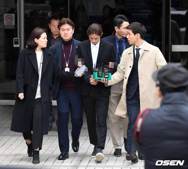 Jung Joon Young bị trói, còng tay áp giải đến phòng giam tại đồn cảnh sát-14