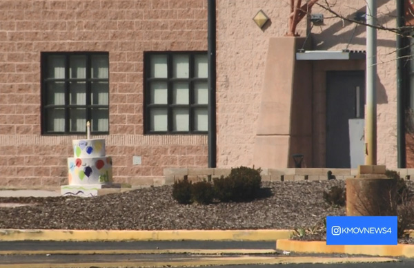 Bức xúc với hình phạt của giáo viên dành cho trẻ mầm non không nghe lời: Lột quần áo và bắt đứng trong tủ quần áo-1