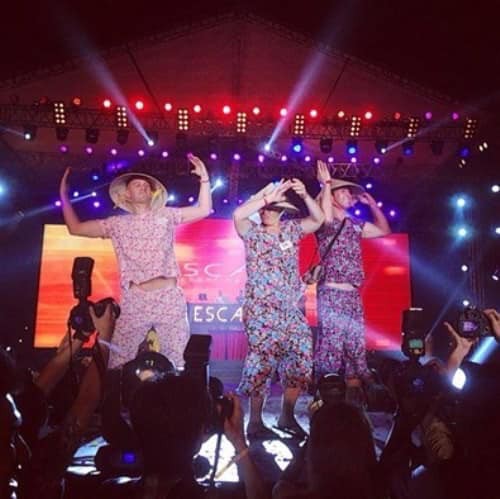 Ai cũng cười khi thấy anh Tây mặc đồ bộ, đội mũ Grab, bế gà đi dạo giữa phố Sài Gòn, hóa ra lý do là...-2