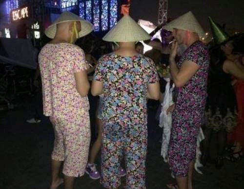 Ai cũng cười khi thấy anh Tây mặc đồ bộ, đội mũ Grab, bế gà đi dạo giữa phố Sài Gòn, hóa ra lý do là...-3