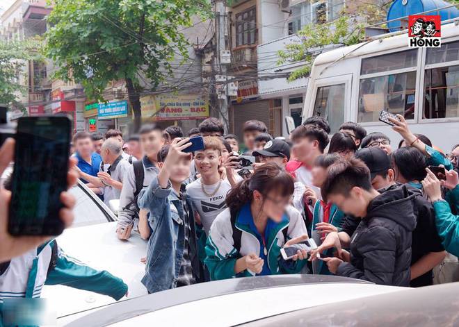 Vừa bị xử lý vi phạm vì dàn hàng trên cao tốc, dân chơi Khá Bảnh với đời tư bất hảo bỗng được học sinh tiếp đón như thần tượng?-2