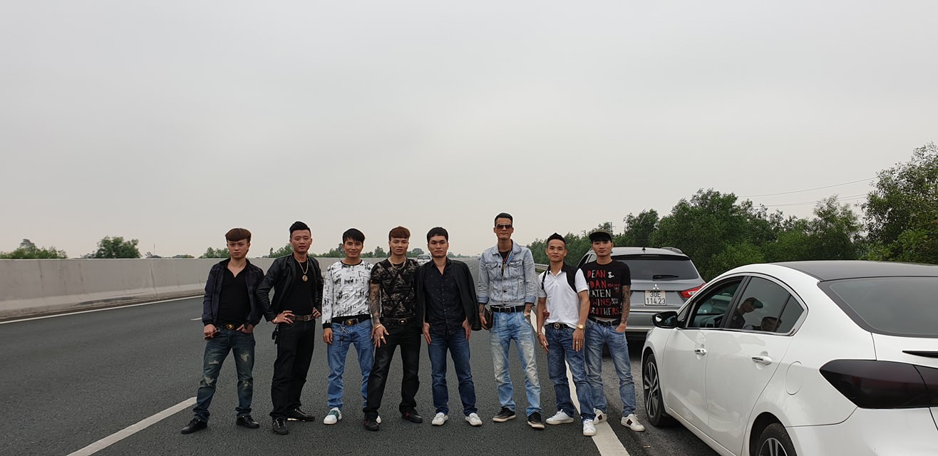 Vừa bị xử lý vi phạm vì dàn hàng trên cao tốc, dân chơi Khá Bảnh với đời tư bất hảo bỗng được học sinh tiếp đón như thần tượng?-5