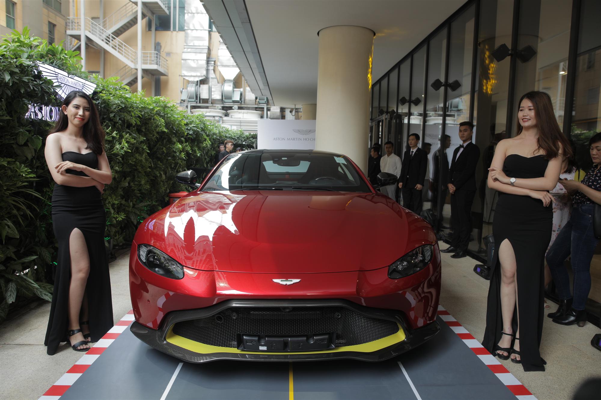 Mua 1 lúc 2 siêu xe 30 tỷ: Siêu giàu Việt chịu chơi, sếp Tây ngã ngửa-1