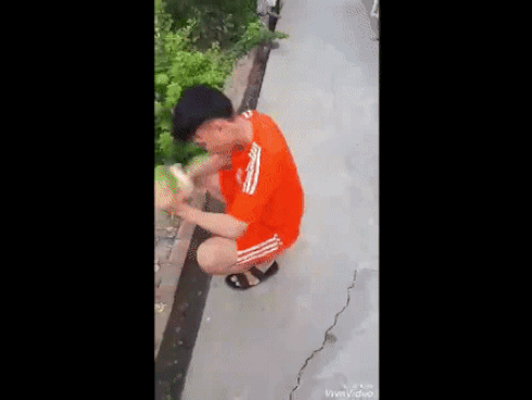 Clip: Thanh niên dùng răng lột vỏ dừa nhanh như chớp