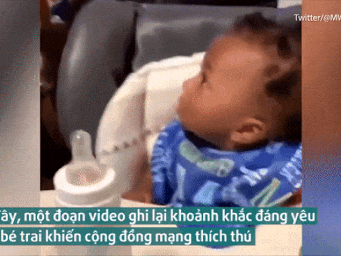 Biểu cảm siêu dễ thương của bé trai gây sốt cộng đồng mạng