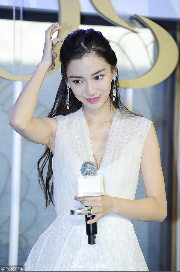 Angelababy diện váy khoét sâu ‘lấp ló’ vòng một căng đầy-3