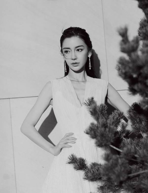 Angelababy diện váy khoét sâu ‘lấp ló’ vòng một căng đầy-6