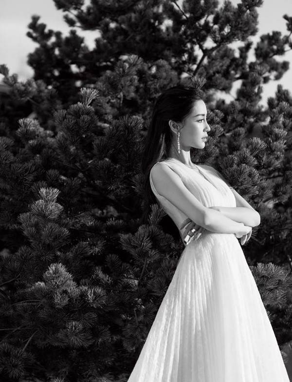 Angelababy diện váy khoét sâu ‘lấp ló’ vòng một căng đầy-7