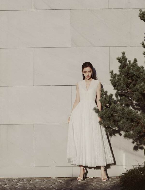 Angelababy diện váy khoét sâu ‘lấp ló’ vòng một căng đầy-8