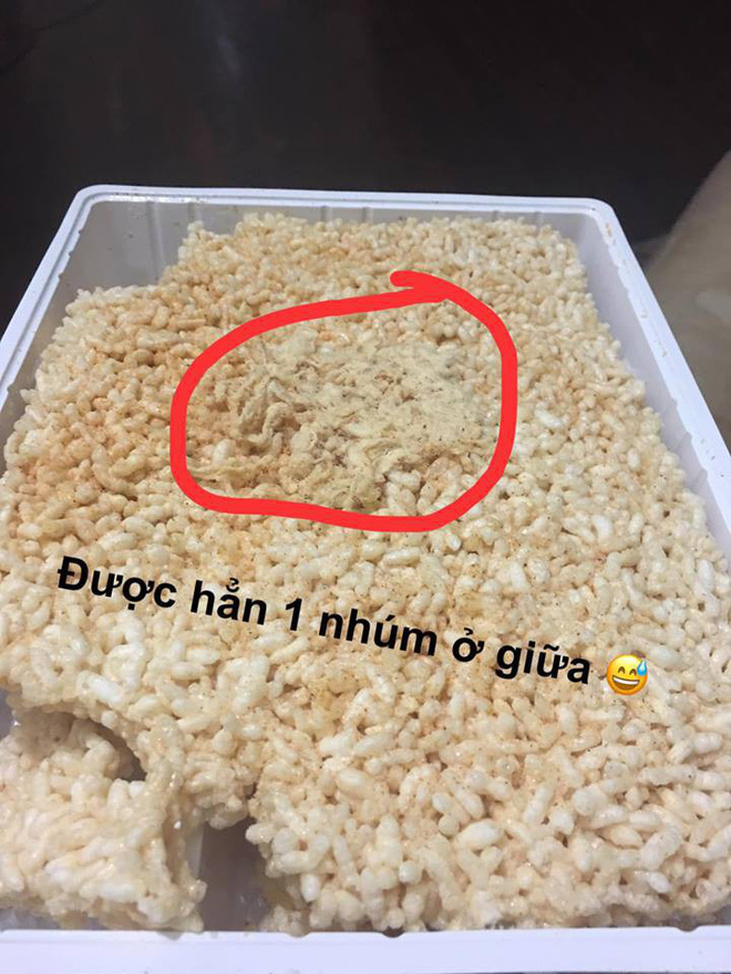 Dừng giữa đường mua cơm cháy chà bông loại VIP, lột xong vỏ khách mới biết truyền thuyết 1 nghìn xôi 10 nghìn lá là thật-2