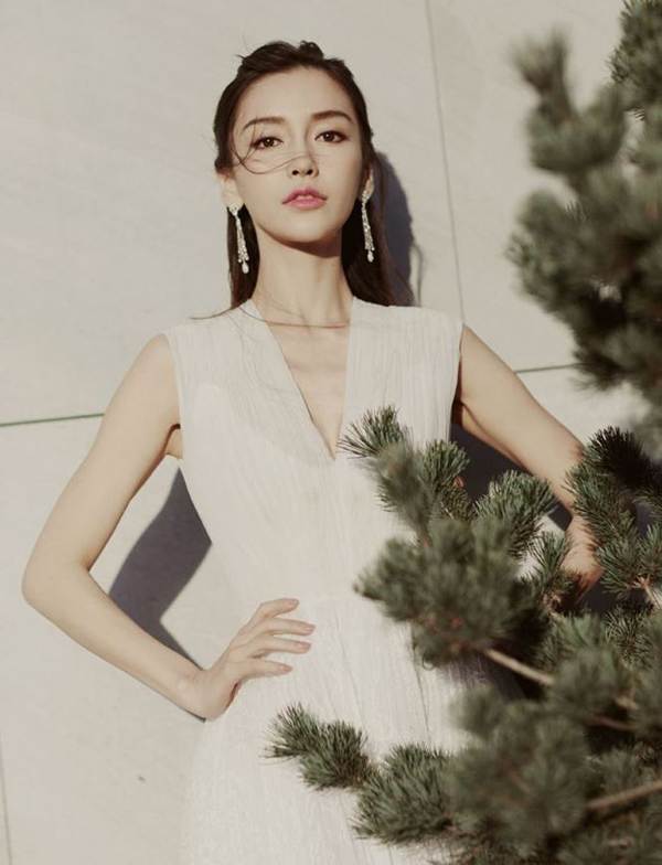 Angelababy diện váy khoét sâu ‘lấp ló’ vòng một căng đầy-11
