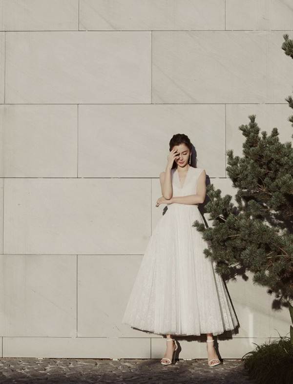 Angelababy diện váy khoét sâu ‘lấp ló’ vòng một căng đầy-9