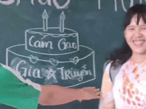 Học sinh chuyên Hóa tặng bánh sinh nhật cho cô giáo và cái kết-7
