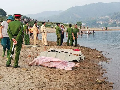 Kinh hoàng 8 học sinh chết đuối trên sông Đà