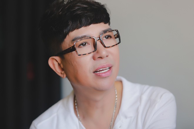 Long Nhật xuất hiện với gương mặt khác lạ hơn hẳn sau tin đồn phẫu thuật chuyển giới ở ngưỡng U60-1