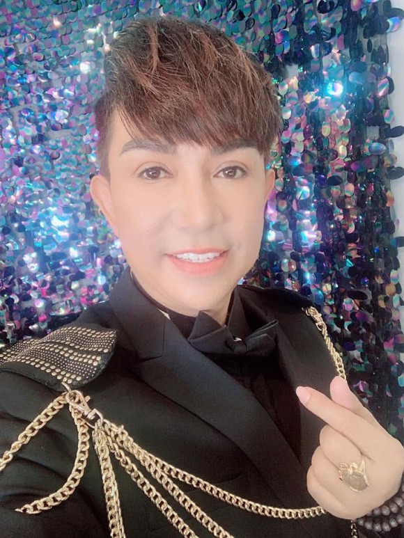 Long Nhật xuất hiện với gương mặt khác lạ hơn hẳn sau tin đồn phẫu thuật chuyển giới ở ngưỡng U60-2