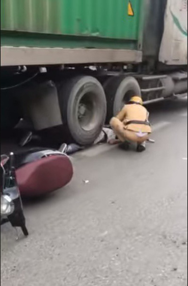 Cô gái bị bánh xe container chèn lên người - hiện trường vụ tai nạn ám ảnh nhất chiều nay-2