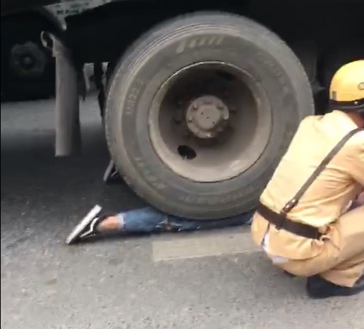 Cô gái bị bánh xe container chèn lên người - hiện trường vụ tai nạn ám ảnh nhất chiều nay-3