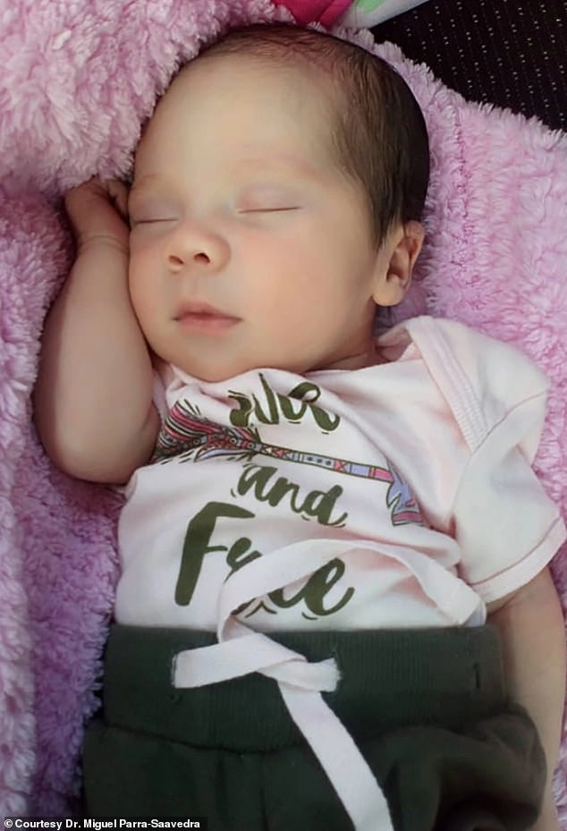 Đỡ đẻ cho một sản phụ xong, bác sĩ chết điếng người khi nhìn thấy một thai nhi khác đã hình thành tay chân trong bụng bé gái mới sinh-2