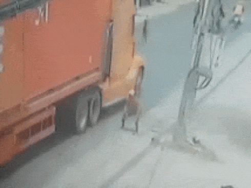 Người đàn ông lao đầu vào gầm container và pha thoát nạn không tưởng