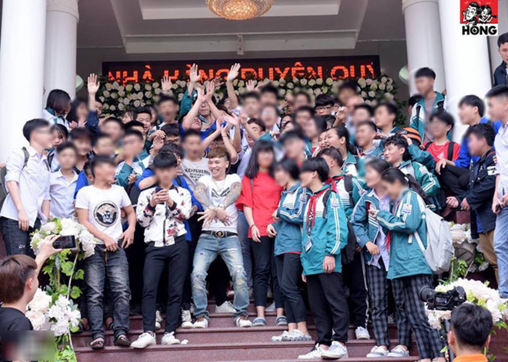 Nhìn cảnh học sinh đón tiếp Khá Bảnh, tôn sùng như thần tượng, những người làm giáo dục nói gì?-2