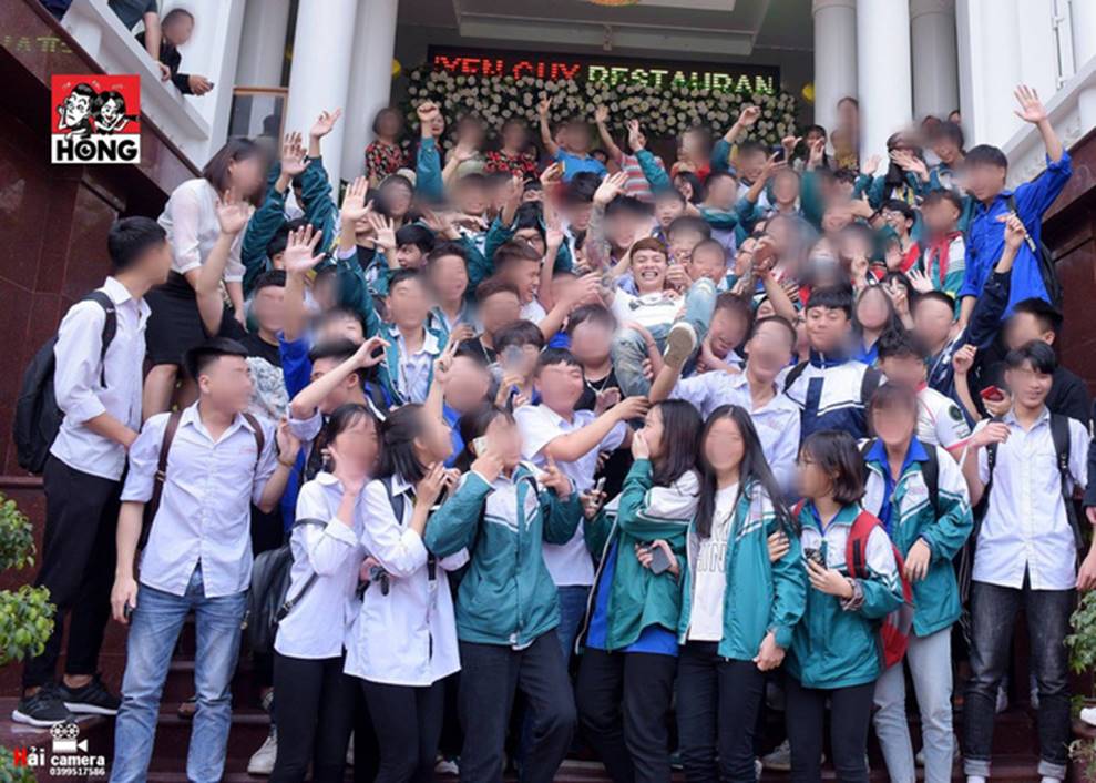 Nhìn cảnh học sinh đón tiếp Khá Bảnh, tôn sùng như thần tượng, những người làm giáo dục nói gì?-3