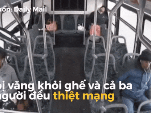 Cảnh tượng kinh hoàng bên trong xe buýt bị ô tô con đâm cực mạnh