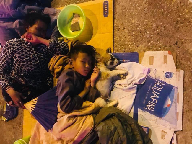 Giữa đêm Sài Gòn, gia đình 3 thành viên ôm nhau ngủ vùi dưới ánh đèn đường leo lét gây xúc động mạnh-1