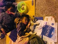 Giữa đêm Sài Gòn, gia đình 3 thành viên ôm nhau ngủ vùi dưới ánh đèn đường leo lét gây xúc động mạnh
