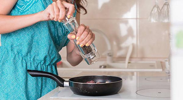 Vì sao chỉ nên nêm hạt tiêu khi thức ăn gần chín nếu không rất nguy hại?-1
