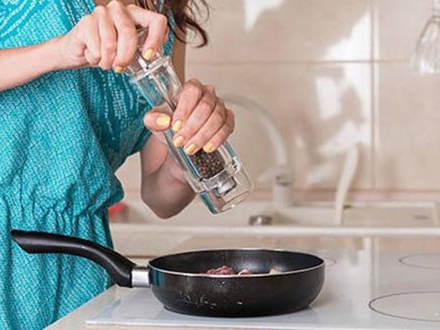 Vì sao chỉ nên nêm hạt tiêu khi thức ăn gần chín nếu không rất nguy hại?