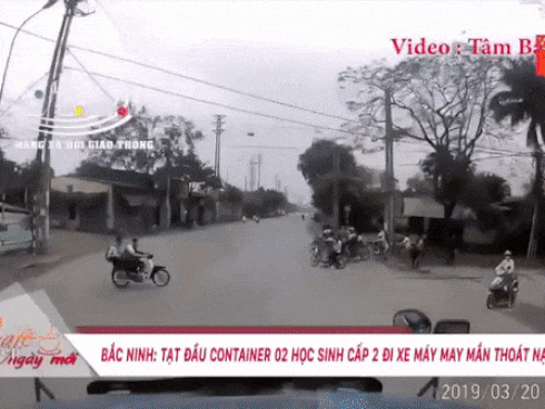 Học sinh lái xe tạt đầu container, nhảy xuống yên để thoát thân