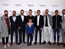 C.Ronaldo đẹp trai rạng ngời trong ngày khai trương cơ sở làm tóc C.Ronaldo đẹp trai rạng ngời trong ngày khai trương cơ sở làm tóc