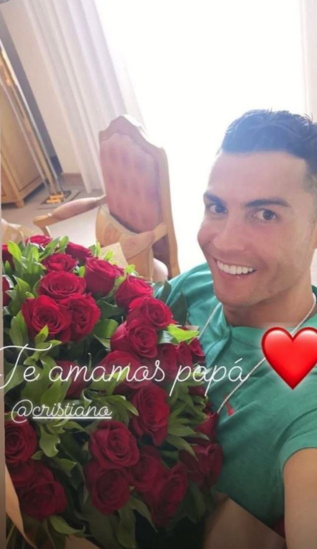 C.Ronaldo đẹp trai rạng ngời trong ngày khai trương cơ sở làm tóc-2
