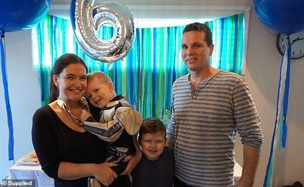 Khoảnh khắc bé trai chào đời giơ tay như Superman giải cứu thế giới gây bão MXH-3